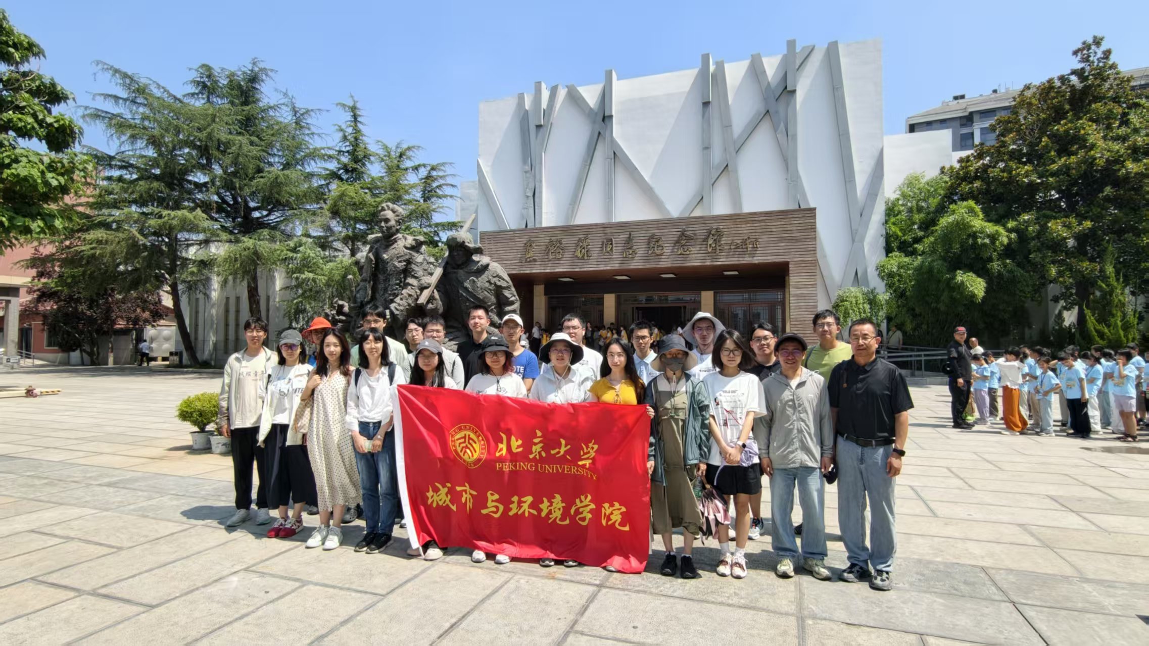 图12 实习团师生在兰考焦裕禄同志纪念馆前合影.jpg 图12 实习团师生在兰考焦裕禄同志纪念馆前合影.jpg